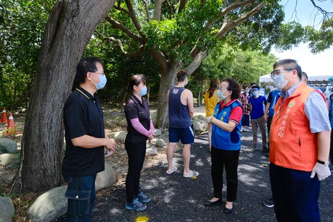 竹东镇18日第二次普筛，新竹县长杨文科（右起）、竹东镇长张顺朋前往视察。（庄旻静摄）