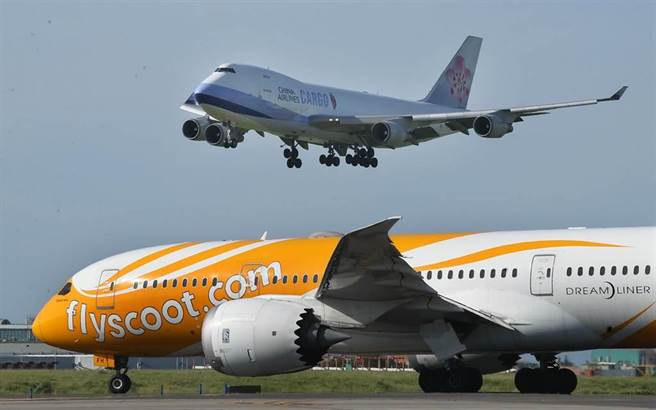 台灣向藥廠直接採購的24萬劑莫德納疫苗，18日由華航貨機（上）載運抵台。（范揚光攝）
