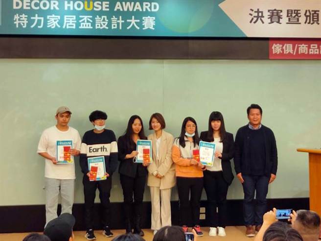 特力家居杯设计大赛，龙华科大家俱设计组获奖学生合影（照片来源：龙华科技大学）