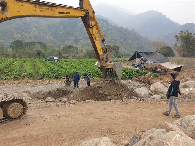 警方以無人機空拍方式蒐證，當場查獲蘇姓男子四人正在六龜新開地段盜採砂石，並查扣挖土機等工具，拘提黃姓負責人到案。（高雄市六龜分局提供／林雅惠傳真）
