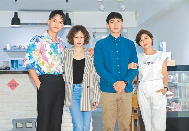 范少勋（左起）、徐若瑄、柯震东、于子育演出的《买一送一》日前杀青。（罗永铭摄）