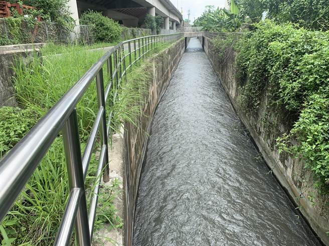 经济部目前正兴建鸟嘴潭人工湖，以改善彰化地层下陷及用水问题，不过有农民反映，恐影响来自阿罩雾圳的农田灌溉用水，水资源局表示，会兼顾下游灌溉用水。（李天生服务处提供／黄国峰台中传真）
