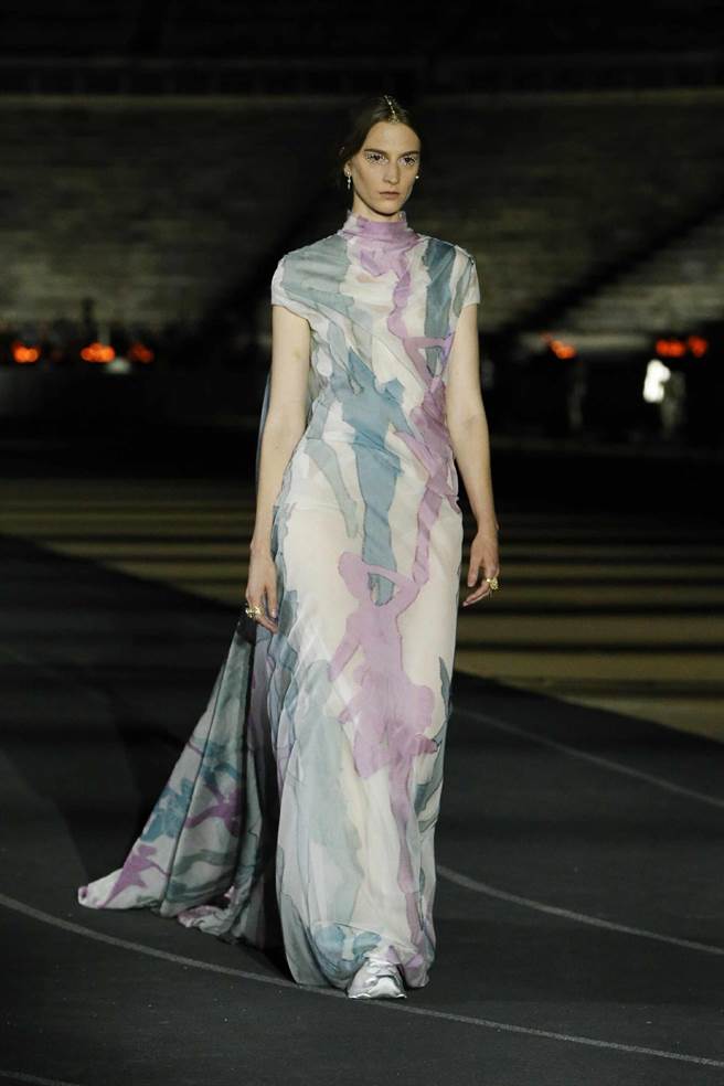 DIOR早春新装晚礼服数量大增，预告全球疫情即将结束。（DIOR提供）