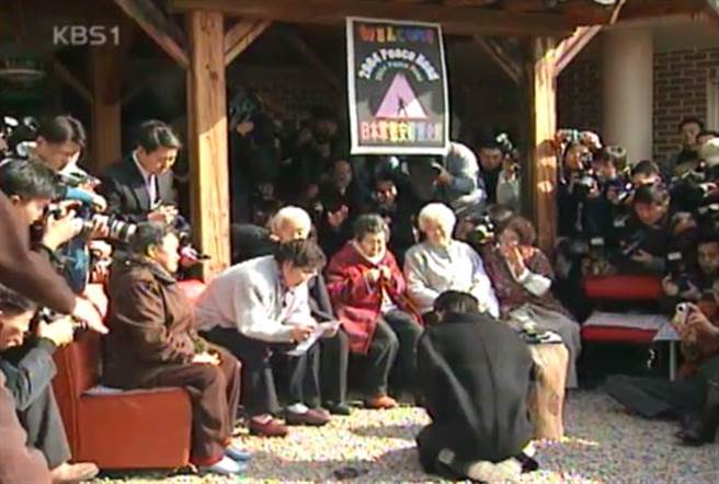 李升燕公开下跪谢罪，但仍被拒绝。（图／翻摄自KBS）