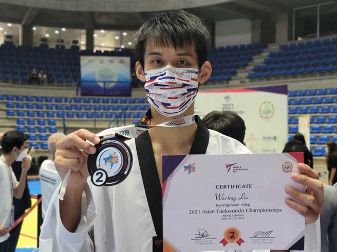 東京奧運跆拳道國手劉威廷，今天在黎巴嫩亞錦賽男子80公斤級奪下銀牌。(中華隊總教練劉祖蔭提供)