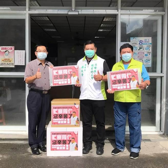 高雄县职业总工会的理事长苏致荣自掏腰包购买防疫面罩给前线同仁。(翻摄照片／刘宥廷高雄传真)
