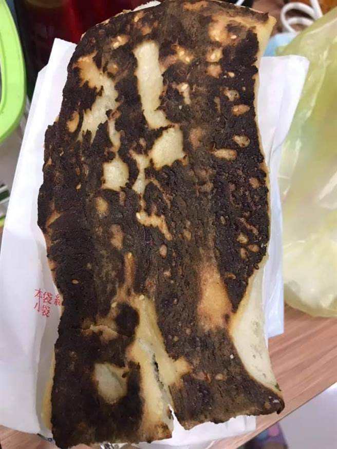 章小姐到士林烧饼名店，买3个烧饼却全都烤到焦黑，要求更换遭店员拒绝。（照片/民眾章小姐 提供）