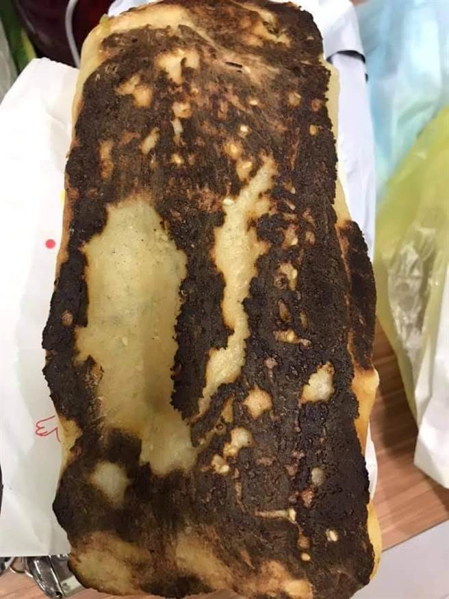 章小姐无奈，买到焦黑的烧饼，店员却不让她换。（照片/民眾章小姐 提供）