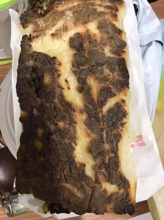 章小姐忍气吞声将3个焦黑的烧饼带回家。（照片/民眾章小姐 提供）