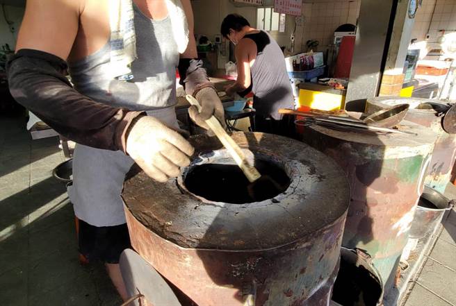 林店长表示，若客人反应烧饼问题要求更换，决不会拒绝。（照片/游定刚 拍摄）