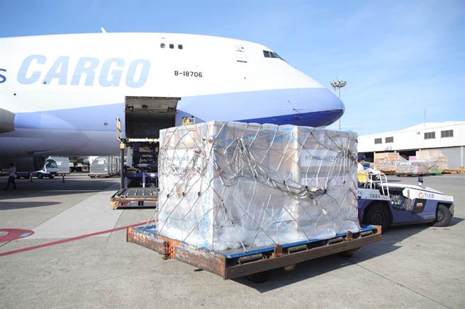 第二批24萬劑莫德納疫苗18日抵台後，今天將再迎接250萬劑莫德納。(中央流行疫情指揮中心提供)