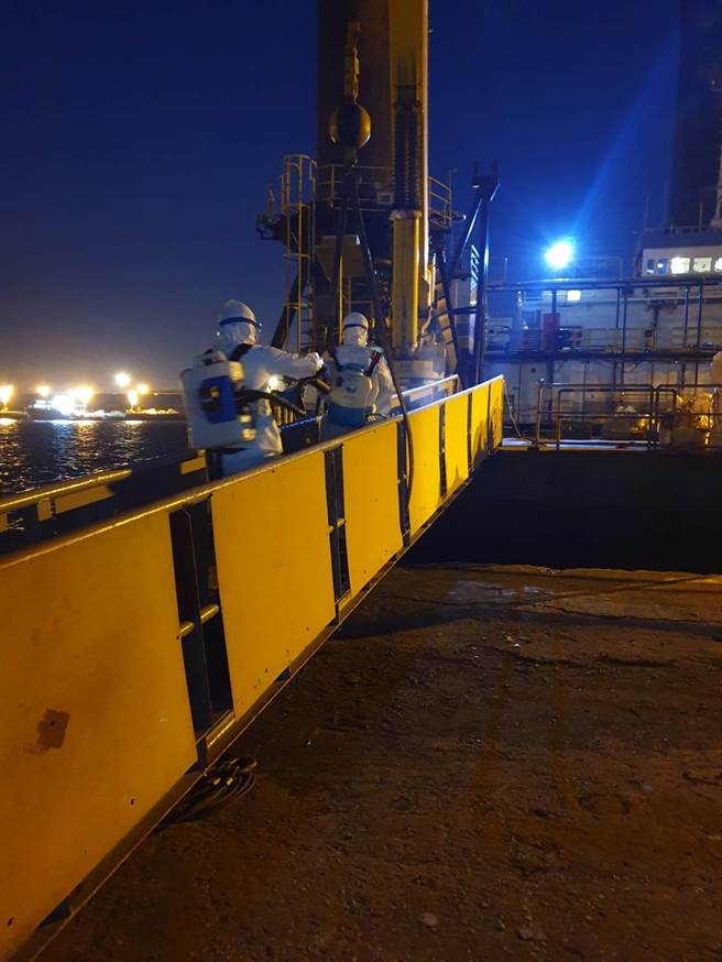 台中港18日又有离岸风电印度籍男船员确诊，目前已进行船上消毒。（民眾提供／陈淑娥台中传真）