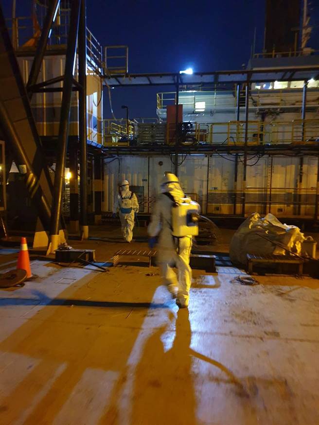 台中港18日又有离岸风电印度籍男船员确诊，目前已进行船上消毒。（民眾提供／陈淑娥台中传真）