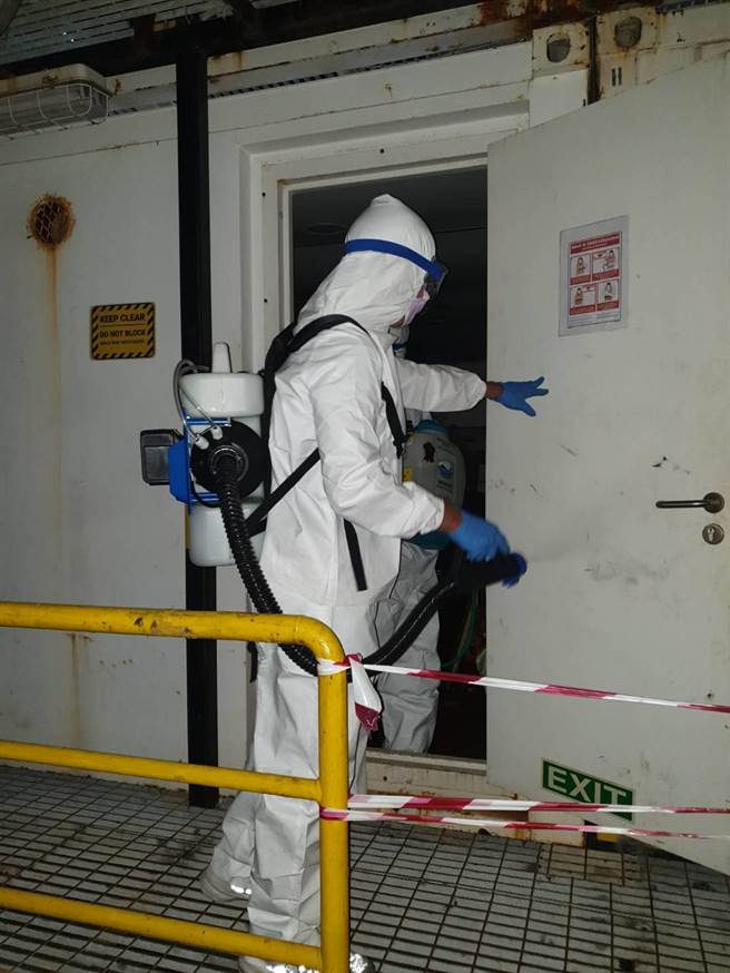 台中港18日又有离岸风电印度籍男船员确诊，目前已进行船上消毒。（民眾提供／陈淑娥台中传真）