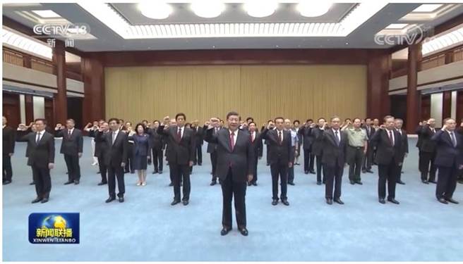 中共总书记习近平18日带领中央政治局7名常委等重温入党誓词。（截自央视）