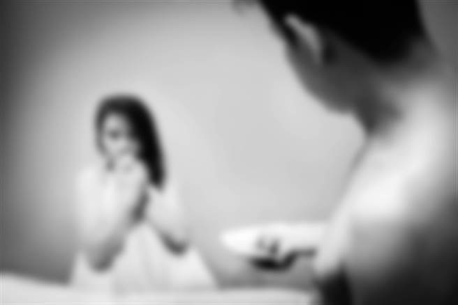 高男帮14岁女友上网援交，以赚取2人生活费。（示意图，非新闻当事人／达志影像）