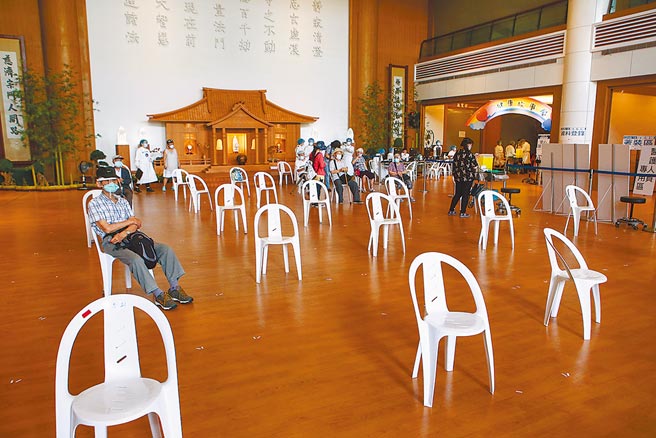 日本赠台AZ疫苗第三天开打，许多长者17日前往慈济接种站施打疫苗。慈济医院採取病人不动医护动的「宇美町」式施打法，许多长者施打完后听取护理师的叮咛，坐在原位休息。（邓博仁摄）