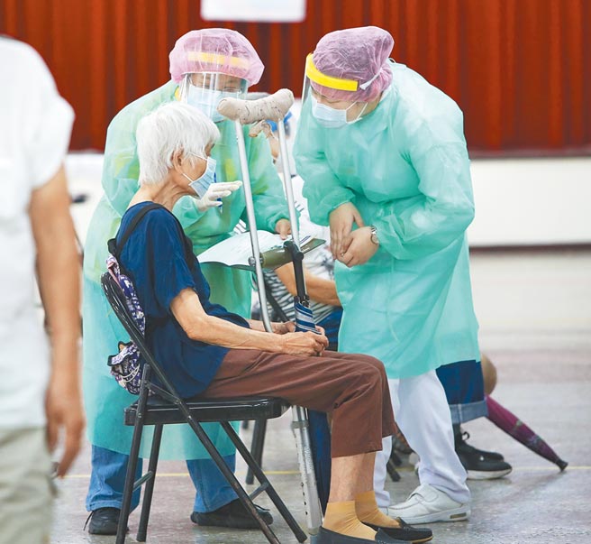 高齡者AZ疫苗開打2天，各縣市傳來多起死亡案例，指揮中心只想著1周要打100萬劑，卻忽略了高齡長者需要更細膩的施打計畫及流程設計。圖為台北市成德市場的疫苗注射站只出現為數不多的長者前往打疫苗。（鄭任南攝）