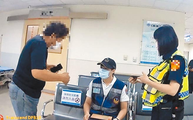 高市90多歲翁打疫苗身體不適，17日凌晨送醫，因陪同家屬多被擋在急診室外和醫護起爭執，警方出動快打部隊到場處理。（翻攝照片／石秀華高雄傳真）