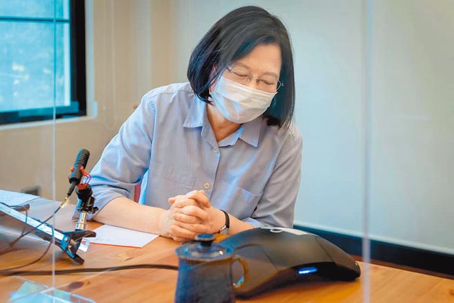 蔡英文总统在脸书PO文表示，防疫是当前最重要的工作，但是对于一些泛滥的错假讯息，我要再一次澄清并向大家报告：第一，我看到昨晚郭台铭董事长发出声明，提到他和卫生福利部许多同仁这段时间一起为疫苗进口努力的过程，也澄清了近期所谓「政府阻挡民间採购疫苗」的不实讯息。（摘自蔡英文脸书）