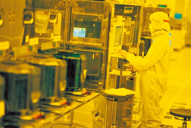 台积电昨日除息，每股配发2.5元现金股利，在尾盘急拉翻红下，成功完成填息。（台积电提供）