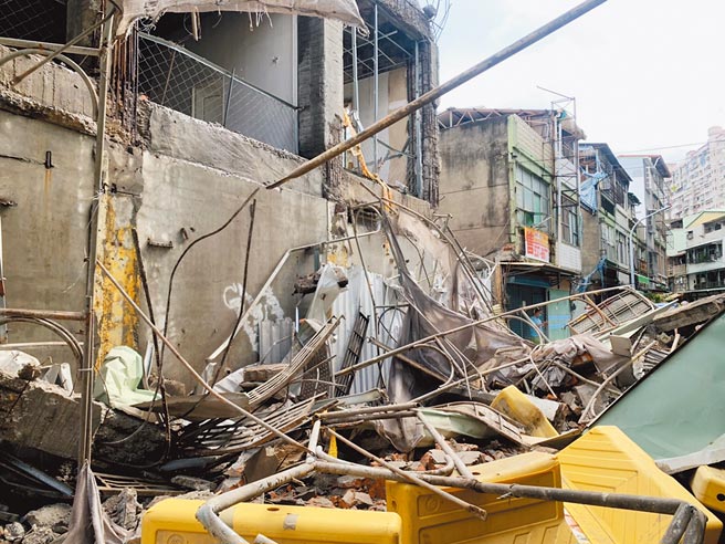 高雄市新兴区今日戏院旧大楼施工不慎，鹰架倒塌压毁对面3住户外墙，现场钢筋和铁皮外墙凌乱，所幸无人受伤。（翻摄照片／石秀华高雄传真）