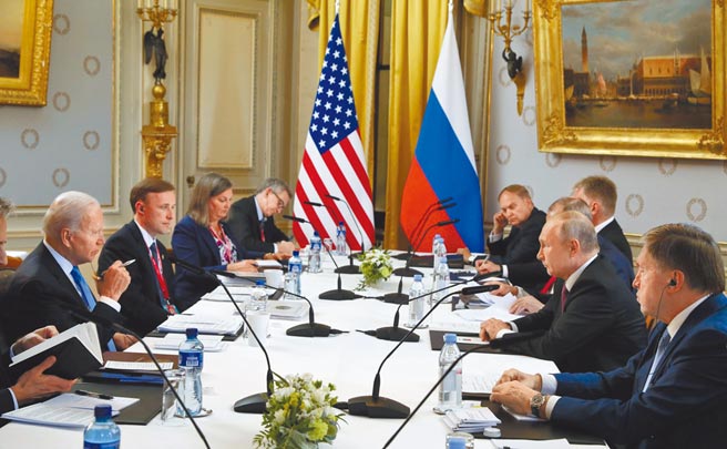 美國總統拜登（左一）與俄羅斯總統普丁（右二）在日內瓦峰會上，雙方就網路安全、軍備控制乃至人權等多項議題進行對話。（摘自克里姆林宮官網）