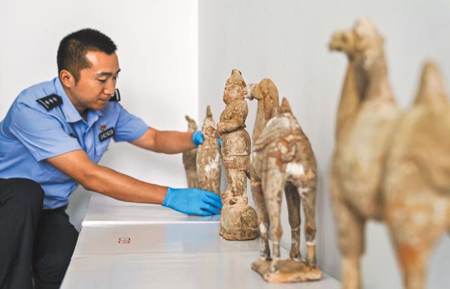 大陆盗墓手法千奇百怪。图为北京公安2017年破获秦雍城盗墓案。（新华社）