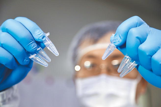 艾博生物联合军事科学院军事医学研究院、云南沃森生物共同研制的新型冠状病毒、与德国BNT一样採用mRNA（ARCoV）技术，为中国首个进入临床阶段的mRNA疫苗，6月有望启动海外多个中心三期临床试验。此为示意图。（中新社）