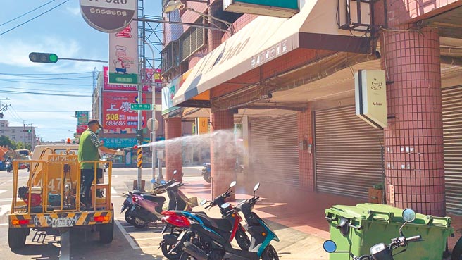 苗栗县新增31名确诊者，其中1人为清洁公司的本国籍员工，曾前往头份市的早餐店外带，苗栗县环保局也前往消毒。（苗栗县政府提供／庄旻静苗栗传真）