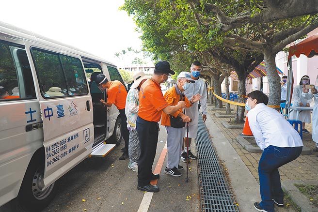 台中市长卢秀燕17日前往清水国中快打站，视察復康巴士接送长者情形。（陈淑娥摄）
