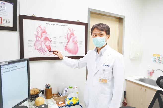 员荣医院心臟内科主任陈裕峰呼吁，打疫苗才能阻断新冠病毒横行，绝对利大于弊，对于打AZ疫苗有疑虑的心血管疾病患者，可透过就诊或视讯诊疗、电话诊疗请医师协助评估，确保自身健康安全。（员荣医院提供／谢琼云彰化传真）