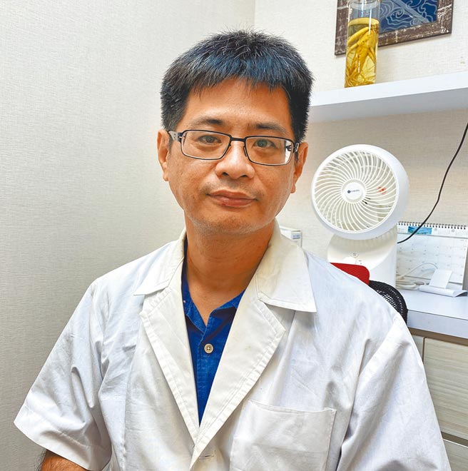 行医10多年的张仁旭中医师。（廖素慧摄）
