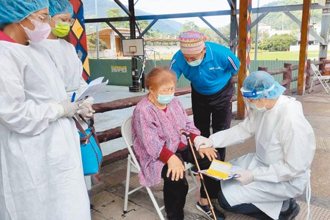 高雄市桃源山区17日持续施打75岁以上长者AZ疫苗，有一名杜吴阿嬷害怕打针，最后桃源卫生所长邱孟肇（右一）及医疗团队和復兴里江里长（右二）陪她一起祷告，才顺利完成。（高市原民会提供／林雅惠传真）