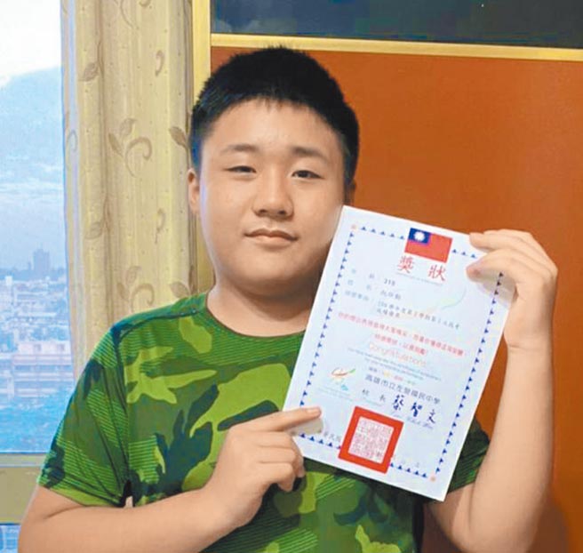 高雄市左营国中毕业生阮仕勤在校期间品学兼优，日前国中会考成绩揭晓，他拿下5A佳绩。（左营国中提供／曹明正高雄传真）