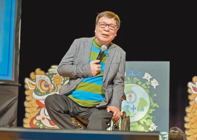 阿吉仔的工作受疫情影響，近來居家防疫陪伴家人。（資料照片）