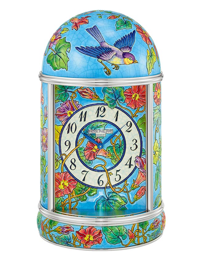 以浮雕珐琅打造的Nasturtiums座钟，座钟上的花朵以浮雕处理更加立体鲜活。（Patek Philippe提供）
