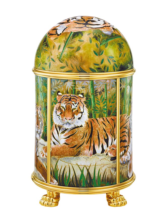 为迎接明年的中国生肖虎年，百达翡丽抢先推出祥虎圆顶座钟。（Patek Philippe提供）