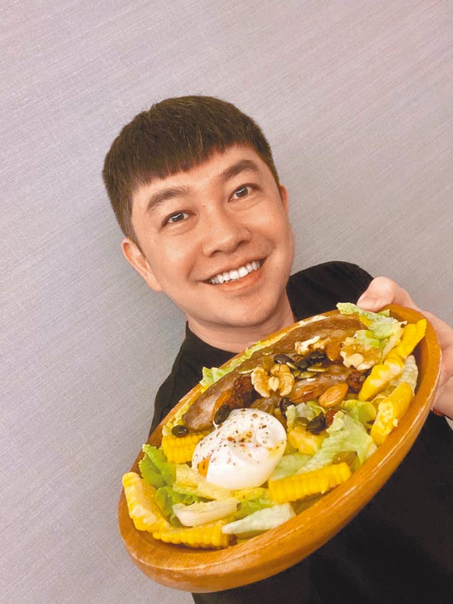 李明川料理的「牛小排輕食沙拉」。（李明川提供）