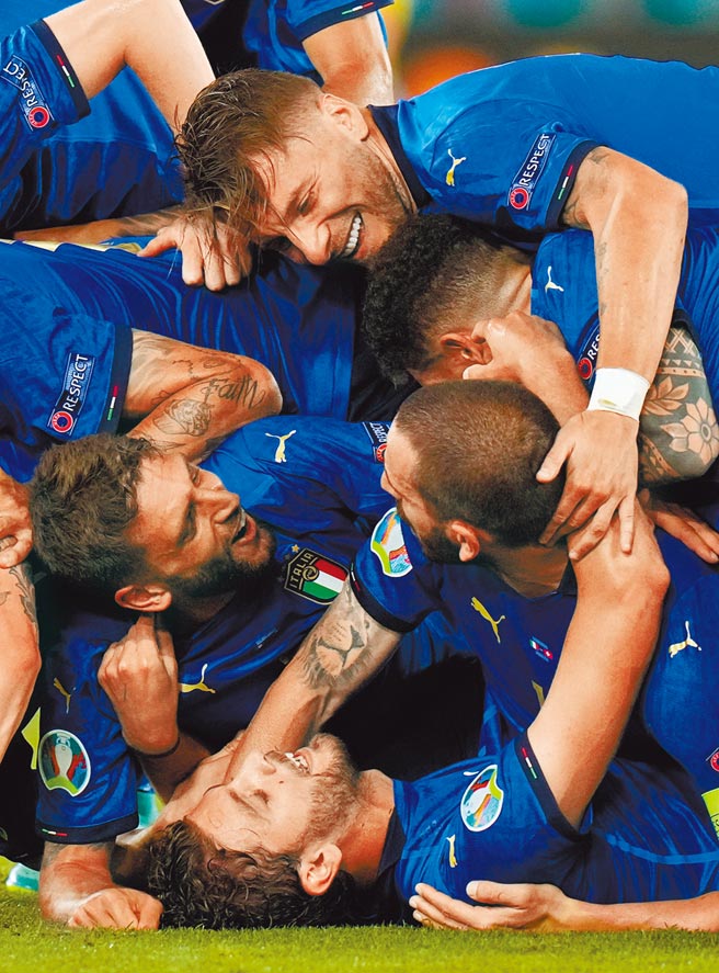 義大利中場洛卡特利（下）攻破瑞士大門，被隊友壓在地上慶祝。（路透）