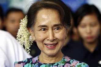 翁山蘇姬生日 緬甸示威群眾頭戴鮮花致意