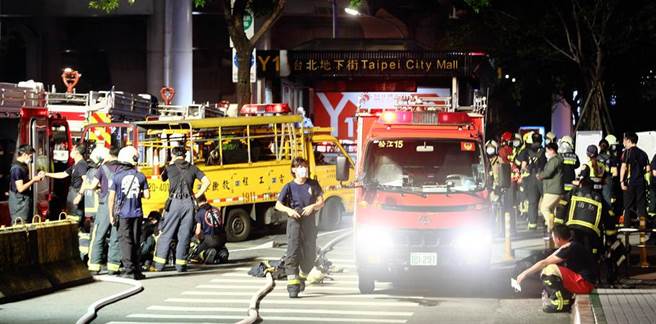 台北地下街18日晚間冒出黑煙，使得警鈴大響，警消獲報趕抵發現是停車場的機房配電盤起火，立刻撲滅火勢，這場火警無人傷亡。（圖／張鎧乙攝）