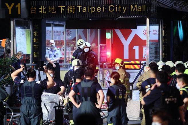 台北地下街18日晚間冒出黑煙，使得警鈴大響，警消獲報趕抵發現是停車場的機房配電盤起火，立刻撲滅火勢，這場火警無人傷亡。（圖／張鎧乙攝）