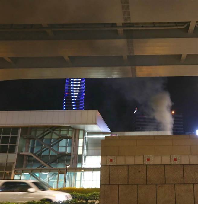 台北地下街18日晚間冒出黑煙，使得警鈴大響，警消獲報趕抵發現是停車場的機房配電盤起火，立刻撲滅火勢，這場火警無人傷亡。（圖／張鎧乙攝）