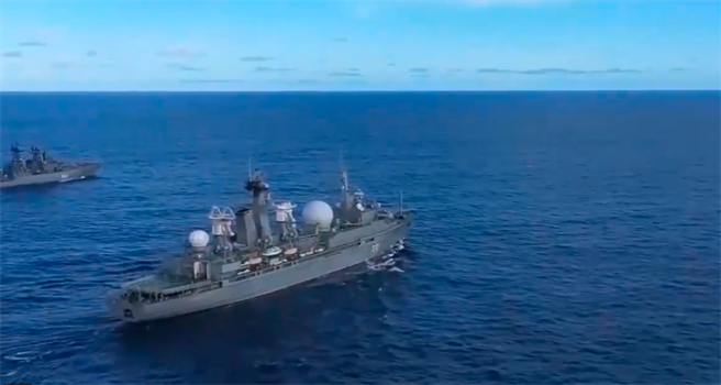 俄军有包括水面舰艇、潜艇和补给舰等20艘舰艇参加演习，实施搜寻、打击舰艇，使用舰载反潜武器和航空反潜空投武器演练对潜艇攻击。（图／俄罗斯国防部）