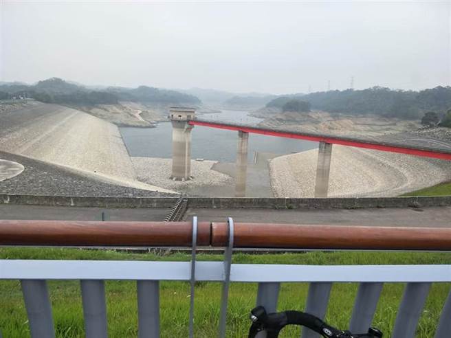 宝山第二水库上月底蓄水量一度仅剩3.7%，如今已回升至74.6%，大幅进帐2200万吨水量，确保竹科今夏不缺水。(图为宝二水库4月缺水画面／翻摄新竹人大小事脸书)