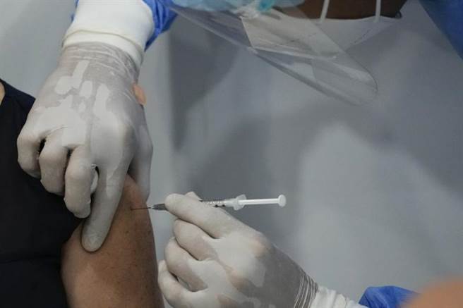 相较拜登宣布完成150天接种3亿剂疫苗里程碑，美联社却担心美国在7月4日前完成70%成年人接种一剂疫苗的目标，恐怕幻灭。(图/美联社)