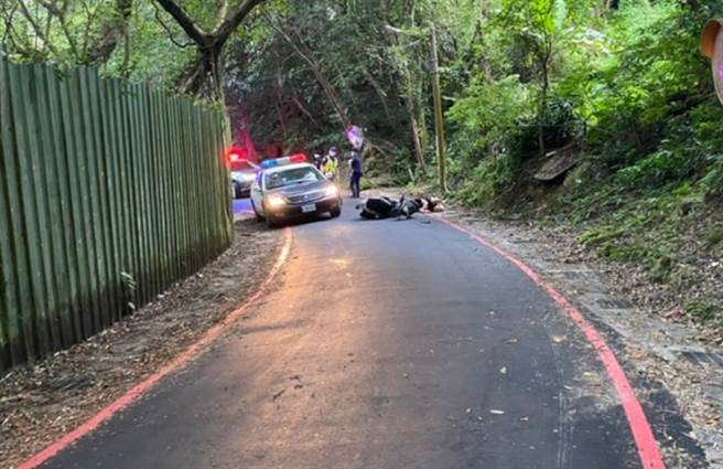 土城今晨发生2女机车双载自撞山壁意外，造成1死1重伤。（图／翻摄自画面）