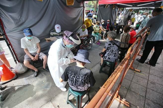 混瓶打疫苗遭中央反对，台中医忍痛报废40剂，睡不好向菩萨忏悔。图为长者打疫苗的画面。（资料照／杜宜谙摄）