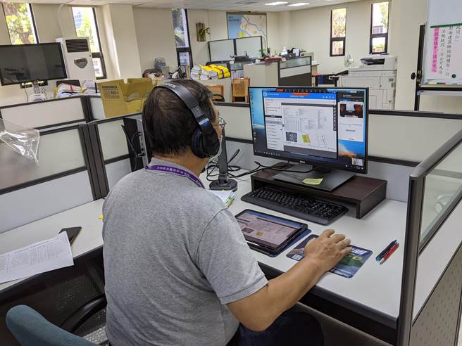 随着疫情升温，台中市都发局再推出「远距审照2.0」，建照申请案件全面电子化免纸本卷宗递送，确保建照审查业务不中断并阻断接触感染风险。（台中市府提供／卢金足台中传真）